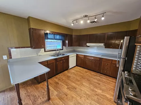 Kitchen - 3 Linnview Dr, Mount Vernon, IL 62864 photo 2 of 3