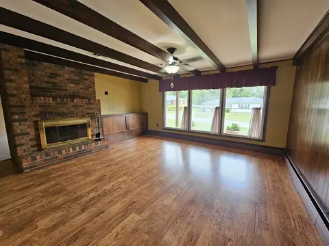 Living - 3 Linnview Dr, Mount Vernon, IL 62864 photo 3 of 5
