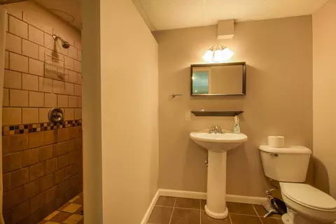 Bath - 1008 1st Ave, Fulton, IL 61252 photo 2 of 2