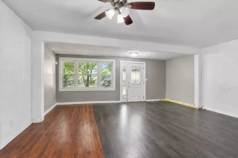 Living - 14938 Millard Ave, Midlothian, IL 60445 photo 1 of 7