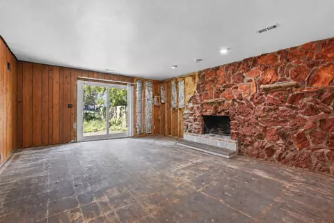 Living - 14938 Millard Ave, Midlothian, IL 60445 photo 7 of 7