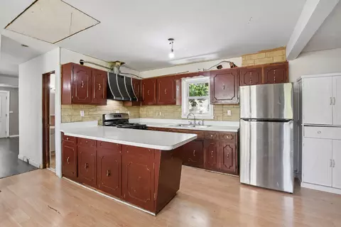 Kitchen - 14938 Millard Ave, Midlothian, IL 60445 photo 2 of 3