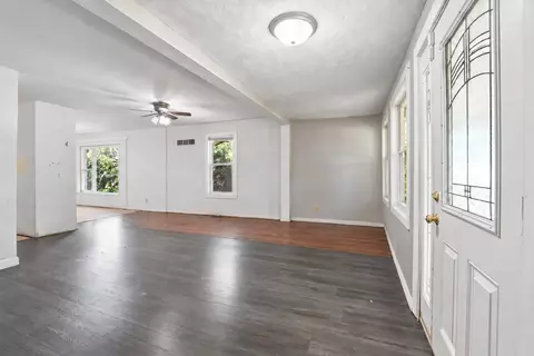 Living - 14938 Millard Ave, Midlothian, IL 60445 photo 2 of 7