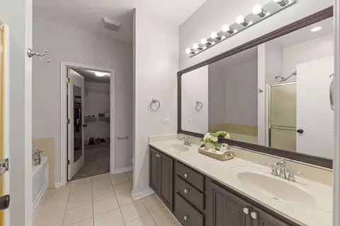 Bath - 16146 Huron St, Crest Hill, IL 60403 photo 2 of 3
