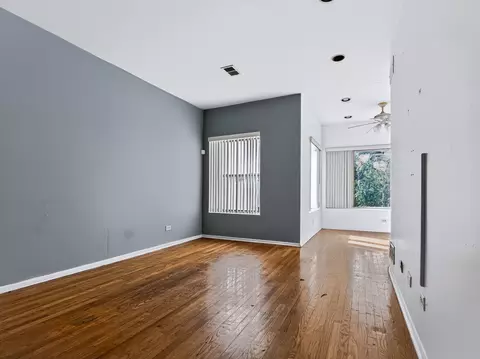 Living - 1942 E 72nd Pl #2A, Chicago, IL 60649 photo 3 of 4