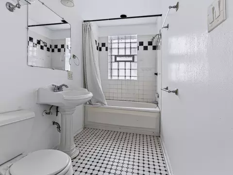 Bath - 1942 E 72nd Pl #2A, Chicago, IL 60649 photo 1 of 1