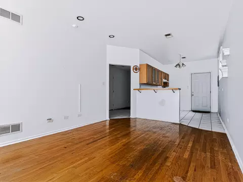 Living - 1942 E 72nd Pl #2A, Chicago, IL 60649 photo 1 of 4