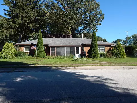 433 8th St, Bettendorf, IA 52722