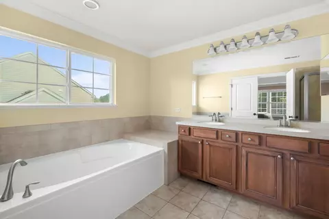 Bath - 308 Comstock Dr, Elgin, IL 60124 photo 2 of 4
