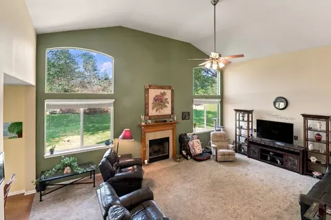 Living - 6426 Midleton Ln, Mchenry, IL 60050 photo 2 of 5