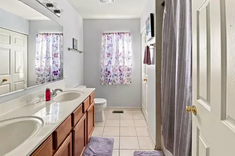 Bath - 6426 Midleton Ln, Mchenry, IL 60050 photo 3 of 7