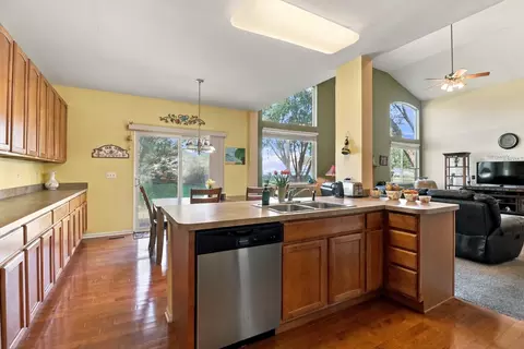 Kitchen - 6426 Midleton Ln, Mchenry, IL 60050 photo 6 of 7