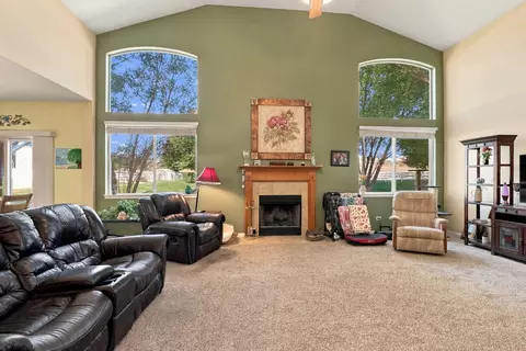 Living - 6426 Midleton Ln, Mchenry, IL 60050 photo 3 of 5