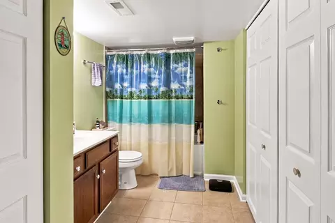 Bath - 6426 Midleton Ln, Mchenry, IL 60050 photo 2 of 7