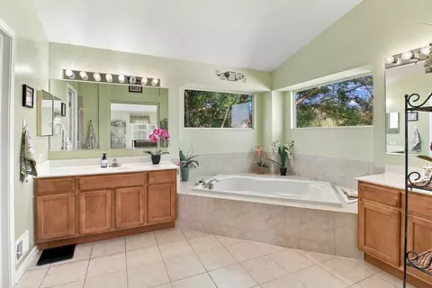 Bath - 6426 Midleton Ln, Mchenry, IL 60050 photo 4 of 7