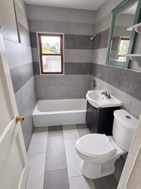 Bath - 2319 170th St, Hazel Crest, IL 60429 photo 1 of 1