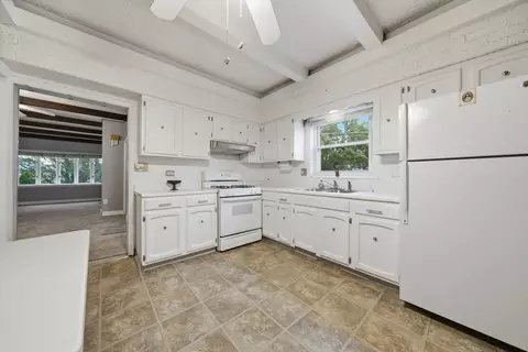 Kitchen - 2813 S Shields Ave, Chicago, IL 60616 photo 2 of 8