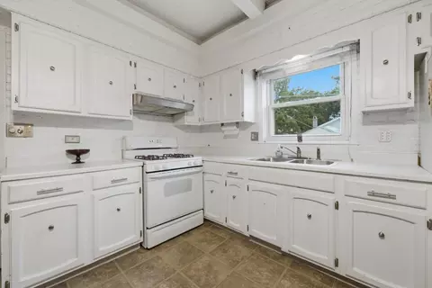 Kitchen - 2813 S Shields Ave, Chicago, IL 60616 photo 3 of 8