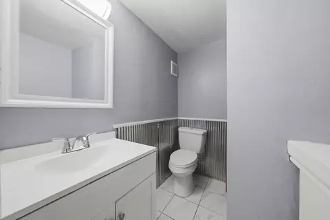 Bath - 2813 S Shields Ave, Chicago, IL 60616 photo 2 of 3