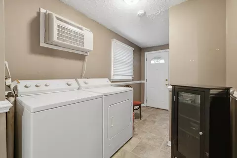 Entry Way - 2813 S Shields Ave, Chicago, IL 60616 photo 2 of 4