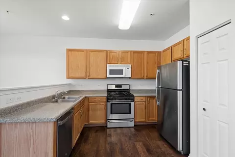 Kitchen - 1690 Buckingham Dr, Des Plaines, IL 60018 photo 1 of 2