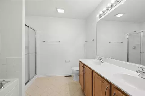 Bath - 1690 Buckingham Dr, Des Plaines, IL 60018 photo 1 of 3