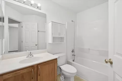 Bath - 1690 Buckingham Dr, Des Plaines, IL 60018 photo 2 of 3