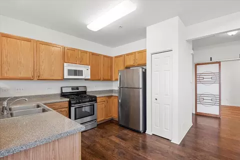 Kitchen - 1690 Buckingham Dr, Des Plaines, IL 60018 photo 2 of 2