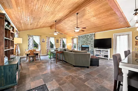 Living - 1613 Locust Rd, Morris, IL 60450 photo 2 of 3