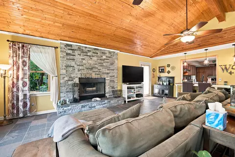 Living - 1613 Locust Rd, Morris, IL 60450 photo 3 of 3