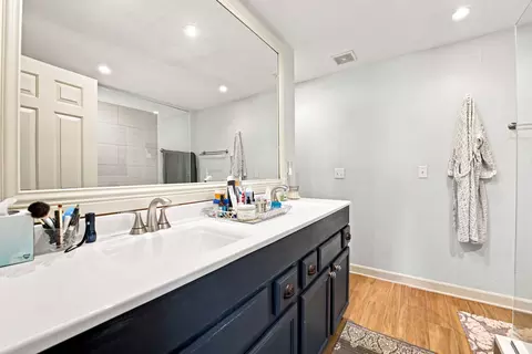Bath - 1613 Locust Rd, Morris, IL 60450 photo 2 of 4