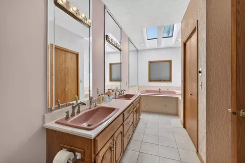 Bath - 9 Vale Ct, Moline, IL 61265 photo 1 of 6