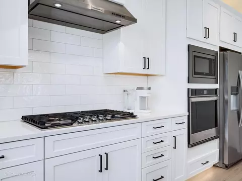 Kitchen - 3550 Doral Dr, Elgin, IL 60124 photo 4 of 5