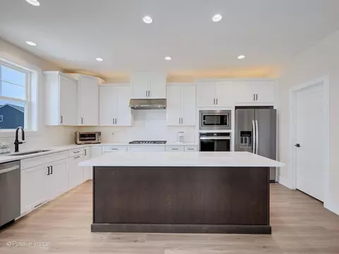 Kitchen - 3550 Doral Dr, Elgin, IL 60124 photo 2 of 5