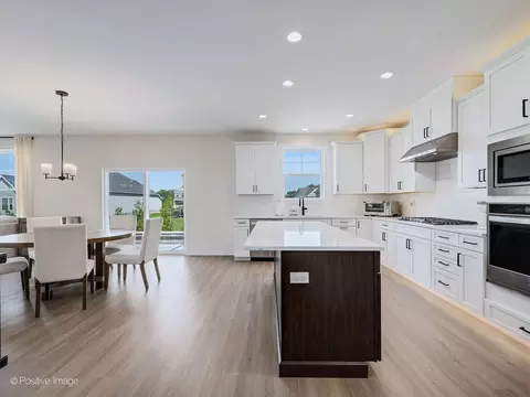 Kitchen - 3550 Doral Dr, Elgin, IL 60124 photo 3 of 5