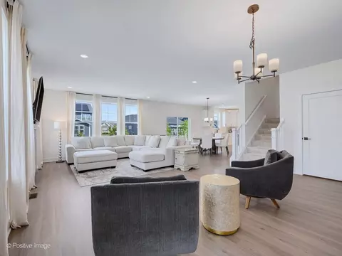 Living - 3550 Doral Dr, Elgin, IL 60124 photo 2 of 5