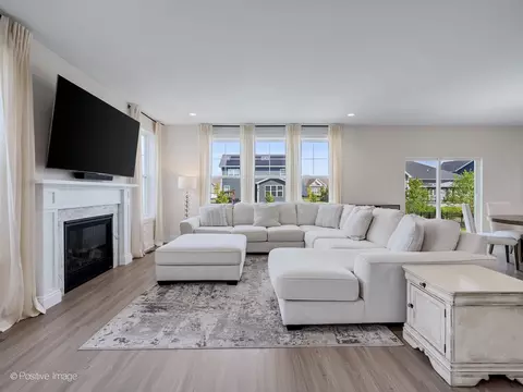 Living - 3550 Doral Dr, Elgin, IL 60124 photo 4 of 5