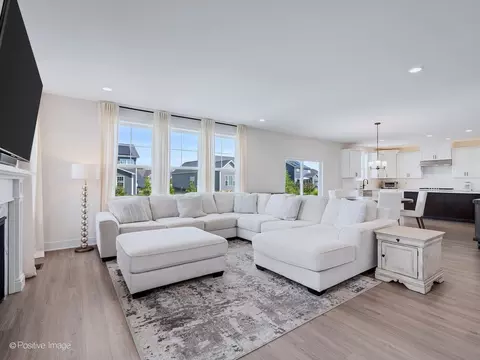 Living - 3550 Doral Dr, Elgin, IL 60124 photo 3 of 5