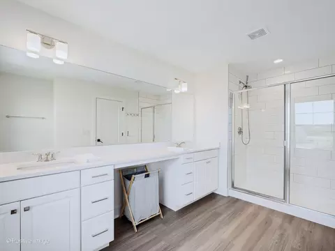 Bath - 3550 Doral Dr, Elgin, IL 60124 photo 2 of 3