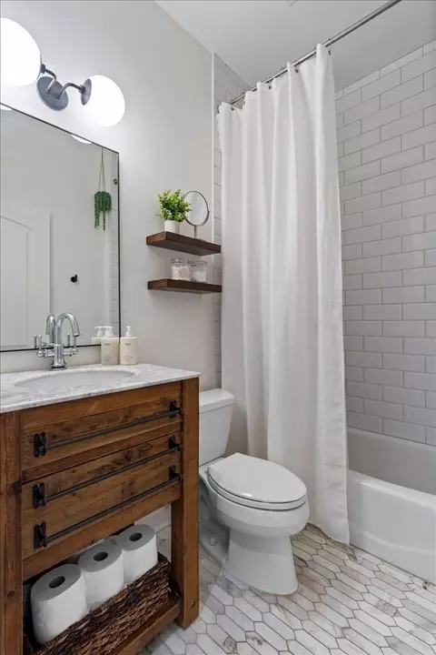 Bath - Undisclosed, Chicago, IL 60622 photo 4 of 4