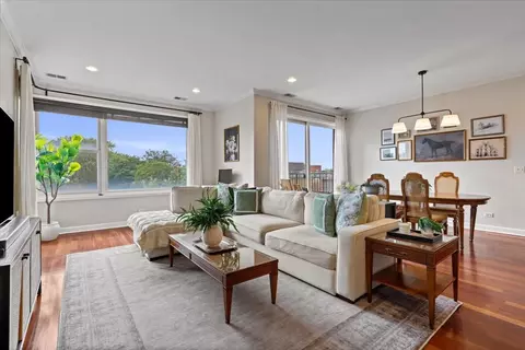 Living - Undisclosed, Chicago, IL 60622 photo 2 of 4