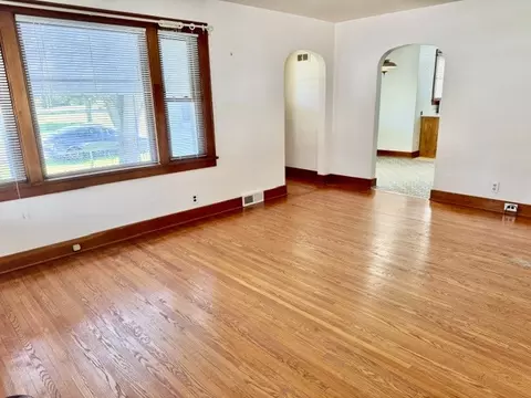 Living - 409 Oak St, Cedar Point, IL 61316 photo 2 of 4