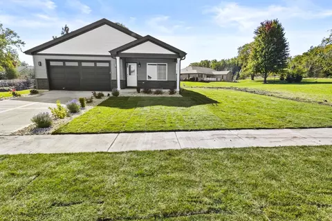 408 E Butler Ave, Grant Park, IL 60940