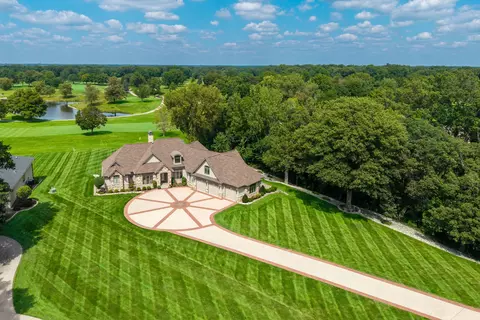 10 Bay Hill Dr, Coal Valley, IL 61240
