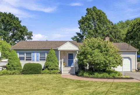 1035 Theresa Dr, Mattituck, NY 11952