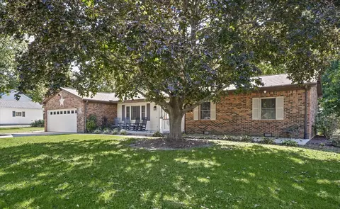 Exterior - 206 Cherokee Dr, Georgetown, IL 61846 photo 5 of 17