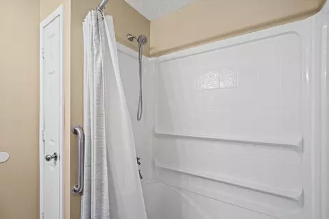 Bath - 206 Cherokee Dr, Georgetown, IL 61846 photo 3 of 3