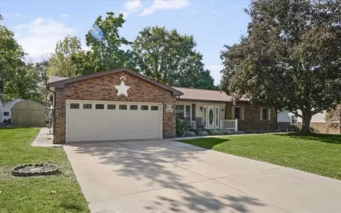 Exterior - 206 Cherokee Dr, Georgetown, IL 61846 photo 2 of 17