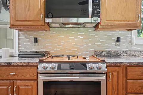 Kitchen - 206 Cherokee Dr, Georgetown, IL 61846 photo 7 of 9