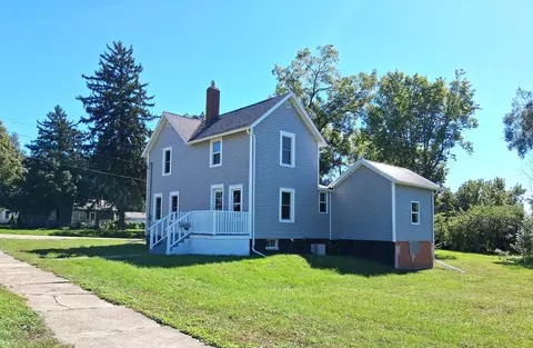 Exterior - 304 SE 3rd Ave, Galva, IL 61434 photo 3 of 4